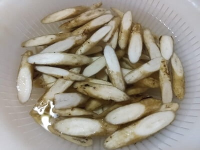ごぼうを切って水に浸けた写真