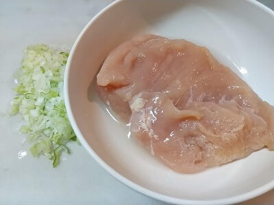 長ねぎを切り鶏むね肉の下準備をした写真