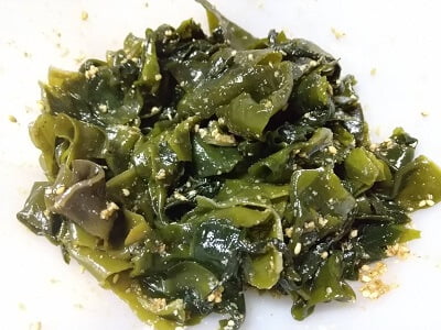 わかめの水をしっかり切り調味料を混ぜた写真