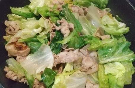 豚肉を炒め粗びき黒こしょうとレタスも入れて炒めた写真