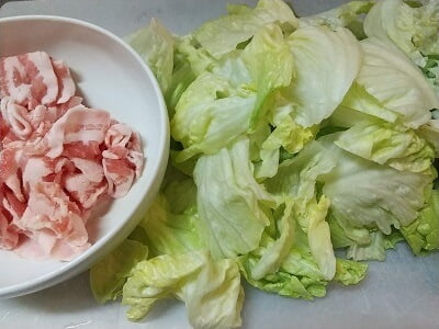 豚肉を切って調味料に漬け込み、レタスを切った写真