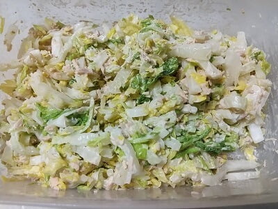 白菜の水気を絞り材料全部を混ぜた写真
