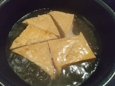 厚揚げの油抜きで茹でる写真