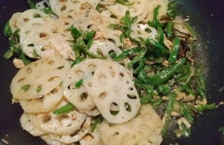 フライパンに材料を全部入れて炒める写真