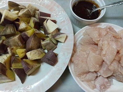 調味料を合わせ鶏むね肉は下味をつけてさつまいもはレンチンした写真