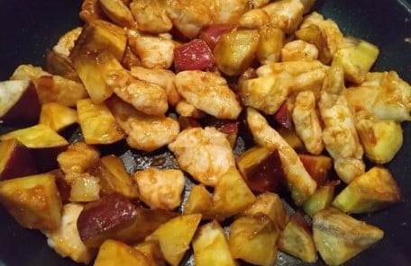 鶏むね肉を焼いてから残りを入れて炒めた写真