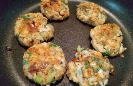 材料を全部混ぜて6等分してフライパンで焼く写真