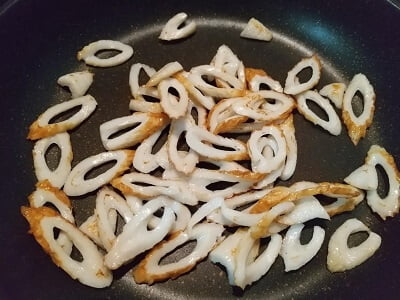 ちくわを切ってフライパンで焼く写真
