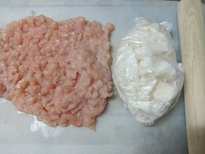 鶏むね肉を粗みじん切りにしてレンコンは袋に入れて叩いた写真