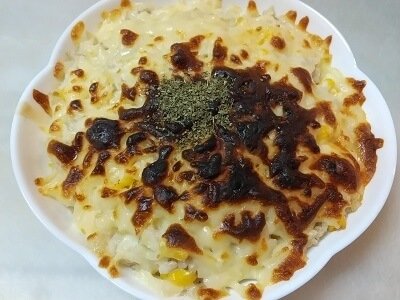 ご飯、ソース、チーズの順に乗せてトースターで焼いた写真