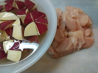 鶏むね肉とさつまいもの下準備をした写真