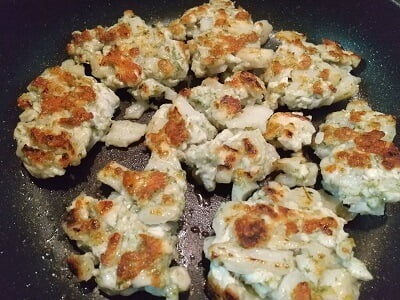 フライパンで酒を入れて蒸し焼きにした写真