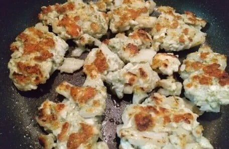 フライパンで酒を入れて蒸し焼きにした写真