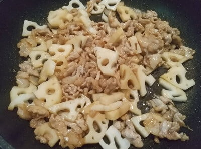 Bake the pork in a frying pan and when the color changes, add lotus root and seasonings and boil.