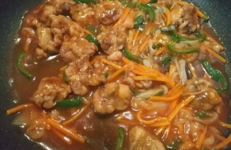 Boil the seasoning in a frying pan put the pork and vegetables back and entangle them