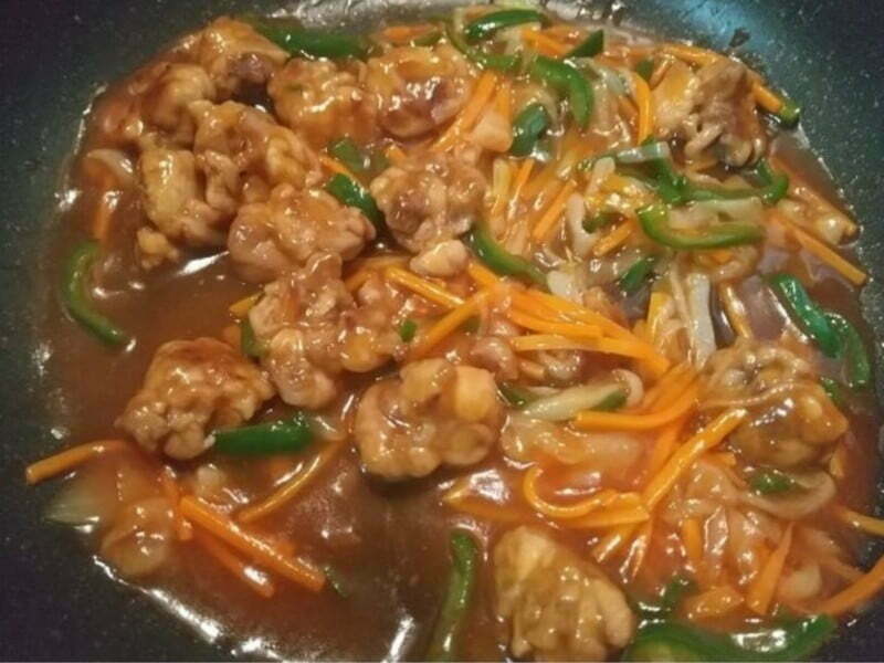 Boil the seasoning in a frying pan put the pork and vegetables back and entangle them