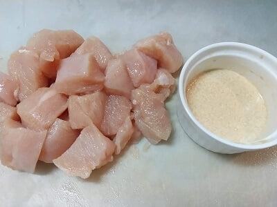 鶏むね肉をひと口大に切って調味料を合わせた写真