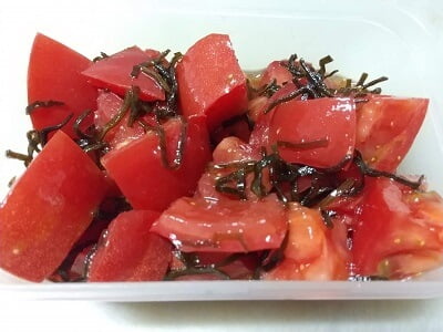 トマトを切って塩昆布とごま油を混ぜた写真