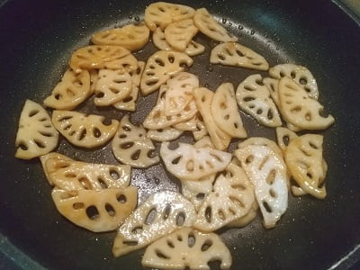 フライパンで焼いて調味料を入れて絡めた写真