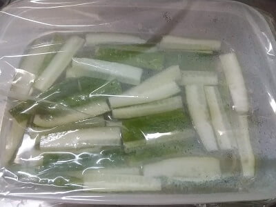 きゅうりを切って調味液につけてレンジでチンした画像