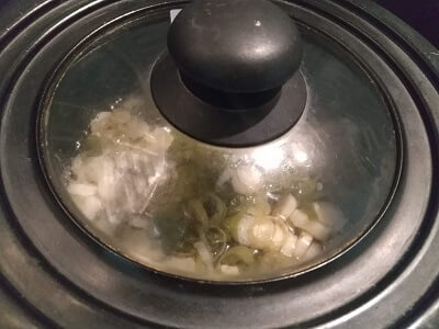 ねぎを調味料で蓋をして煮た写真