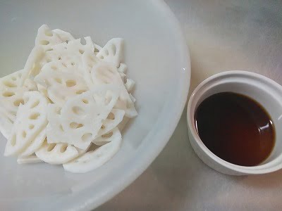 れんこんは切って片栗粉をまぶし調味料を合わせた写真