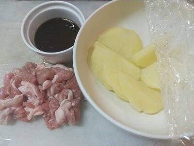 じゃがいもと豚こま肉の下準備をして調味料を合わせた写真