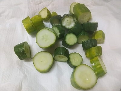 きゅうりを切ってレンジでチンして冷ました写真