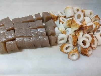 こんにゃくは一口大に切りちくわは乱切りにする