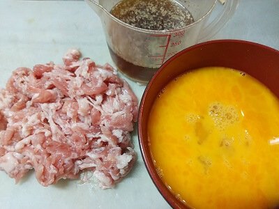 豚肉は切って下味をつけ卵は溶いて調味料を合わせておく