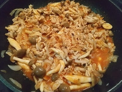 フライパンを熱し豚こま肉の色が変わるまで炒めてから他の材料も入れて炒めた写真