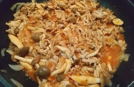 フライパンを熱し豚こま肉の色が変わるまで炒めてから他の材料も入れて炒めた写真