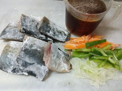にんじん、玉ねぎ、ピーマン、さばの下準備をして調味料を合わせた写真