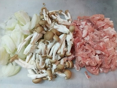 玉ねぎ、しめじ、豚こま肉の下準備をした写真