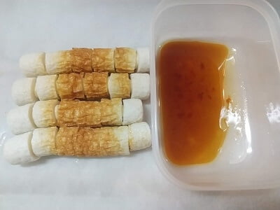 ちくわにチーズを入れて6等分し調味料を合わせた写真