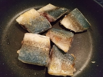 調味料をひと煮立ちさせて取り出し、同じフライパンでさばを焼く写真
