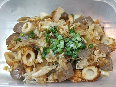 フライパンを温めこんにゃくとちくわを入れめんつゆを入れる