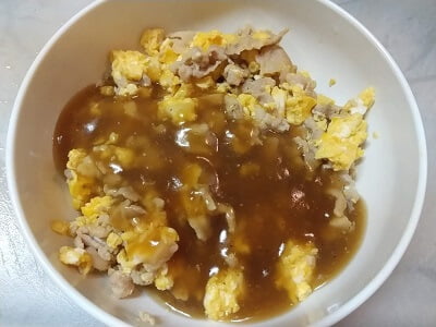 フライパンを拭いて調味料を入れとろみがついたら上からかける