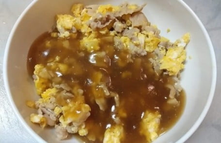 Wipe the frying pan, add the seasoning, and when it becomes thick, sprinkle it from above.