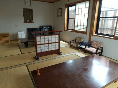 2021うなぎの尾形の1階左の畳部屋の写真