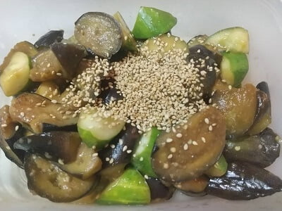 火から降ろし白ゴマをかける写真