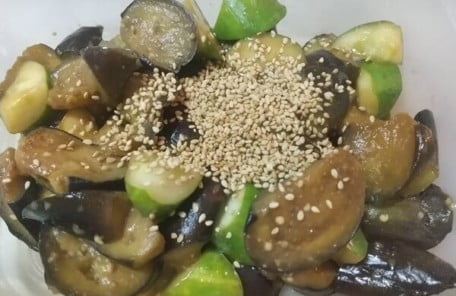 火から降ろし白ゴマをかける写真