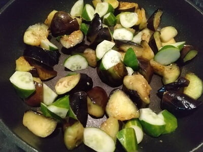 フライパンを熱しなすを入れしんなりしてからきゅうりも入れた写真