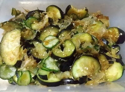 塩もみして水分を切って材料を全部混ぜる