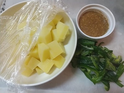 じゃがいもとピーマンの下準備をして調味料を合わせた写真