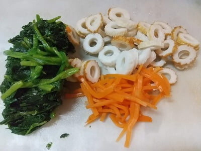 ほうれん草、にんじん、ちくわの下準備をした写真