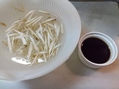 ごぼうを酢水に浸し調味料を合わせた写真
