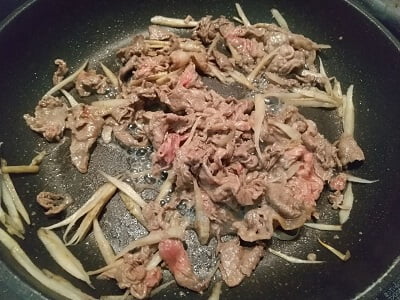 フライパンを温め肉にある程度火が通ったらごぼうを入れた写真