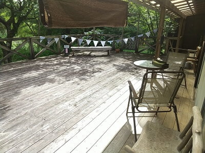 空とのあいだの広いテラス席の写真