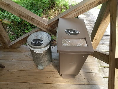 空とのあいだのテラス席のゴミ箱の写真